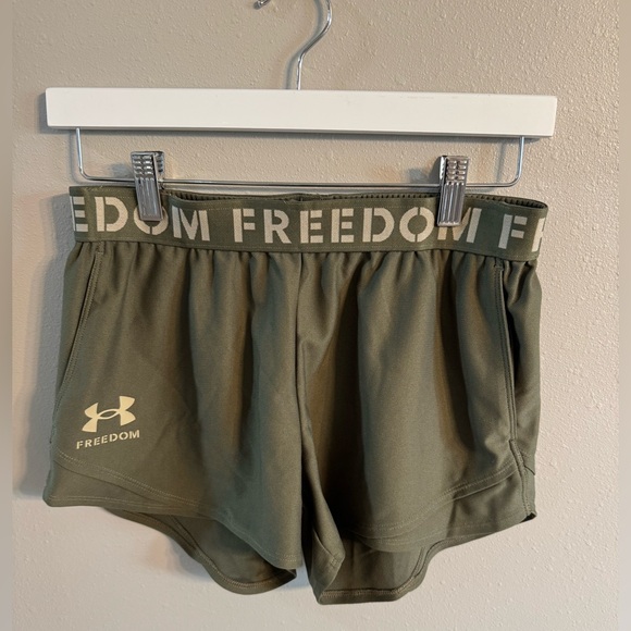 🔴 Under Armour Khaki Freedom Shorts - Picture 1 of 4